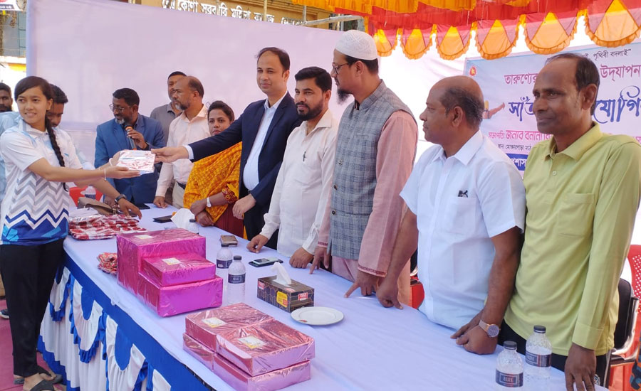 নেত্রকোণায় তারুণ্যের উৎসবে সাঁতার প্রতিযোগিতা