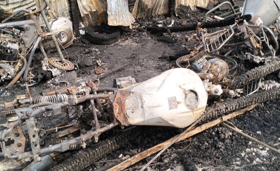 অগ্নিকাণ্ডে দোকান পুড়ে ছাই,পরিদর্শন করলেন বিএনপির কেন্দ্রীয় নেতা ও উপজেলা প্রশাসন