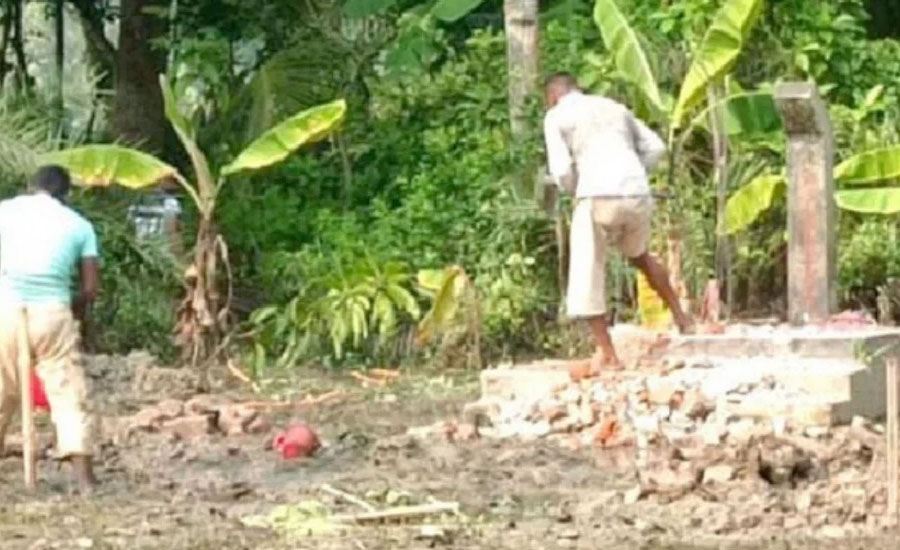 শহীদ মিনার ভেঙে টয়লেট নির্মাণ, প্রধান শিক্ষকসহ ২ জনকে গ্রেপ্তার