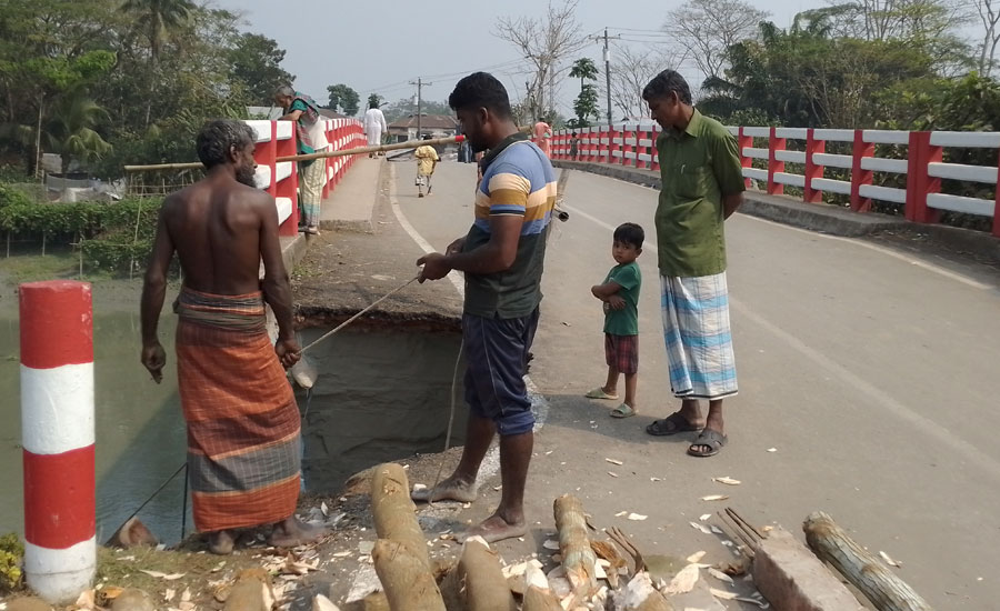অবশেষে গলাচিপায় ঝুকিপূর্ণ ব্রীজ'টি মেরামত; জনসাধারণের মাঝে স্বস্তির নিশ্বাস ! 
