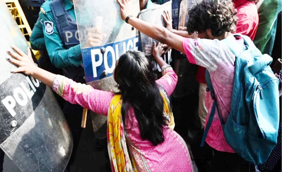 স্বরাষ্ট্র উপদেষ্টার পদত্যাগ দাবিতে মুখোমুখি আন্দোলনকারী-পুলিশ