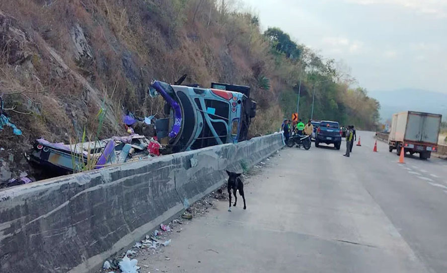 থাইল্যান্ডে পর্যটকবাহী বাস খাদে পড়ে যাওয়ার ঘটনায় কমপক্ষে ১৮ জন নিহত।