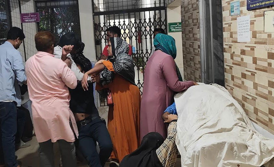 সোনারগাঁয়ে বেড়াতে এসে সড়ক দুর্ঘটনায় দুই বন্ধু নিহত 
