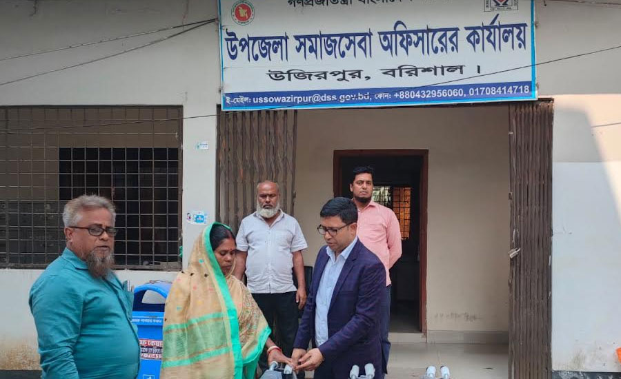 উজিরপুরে প্রতিবন্ধীদের মাঝে হুইলচেয়ার বিতরণ করলেন মোঃ রফিকুল ইসলাম
