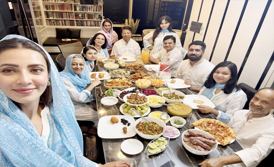 এবারও প্রিয়জনদের নিয়ে ইফতার করলেন মিম