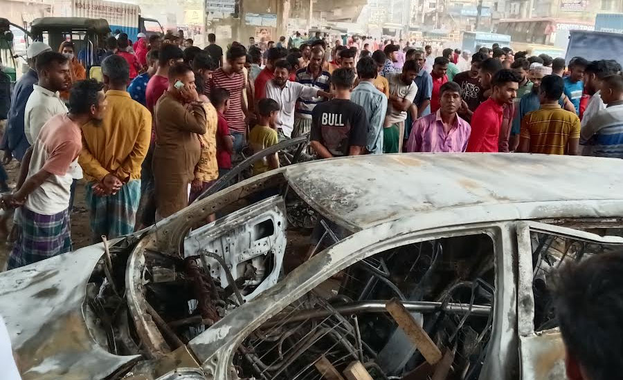 নারী শ্রমিক আত্মহত্যার জেরে শ্রমিক অসন্তোষ, গাড়িতে আগুন, কারখানা ছুটি ঘোষণা