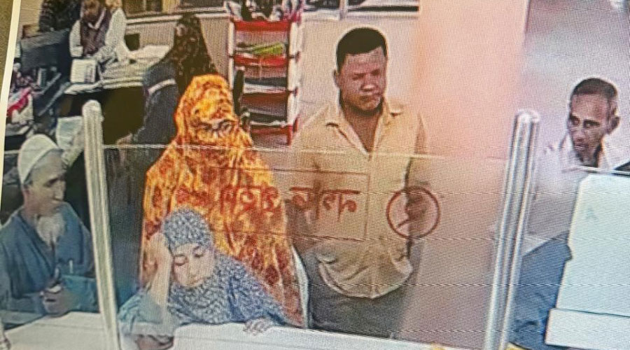 বাগমারায় সোনালী ব্যাংক থেকে গৃহবধূর টাকা নিয়ে উধাও তিন প্রতারক