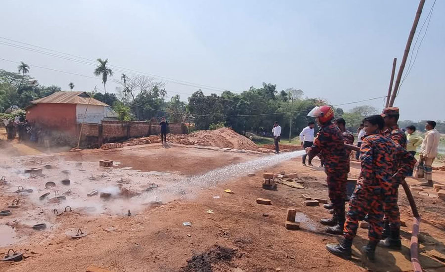 নেত্রকোণায় ইটভাটায় জরিমানা সহ গুড়িয়ে দিয়েছে পরিবেশ অধিদপ্তর