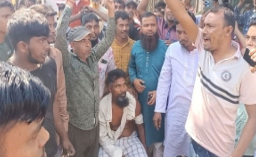 মুক্তাগাছায় বাস চালককে পেটালেন ইউএনও, প্রতিবাদে সড়ক অবরোধ