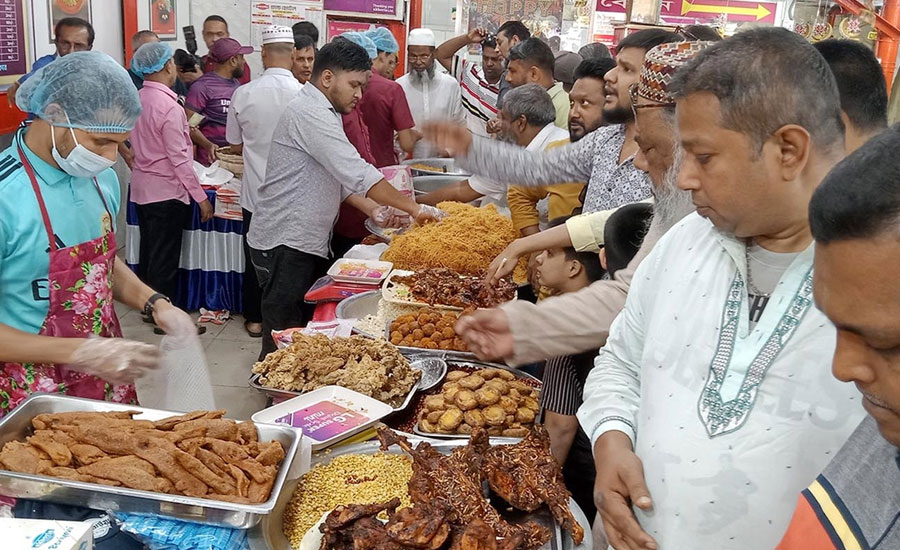 বগুড়ায় রোজার সুস্বাদু লোভনীয় ইফতার সামগ্রীর সমাহার