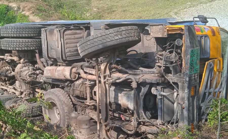 রাজস্থলীতে নিয়ন্ত্রণ হারিয়ে পাথর বোঝাই ট্রাক খাদে