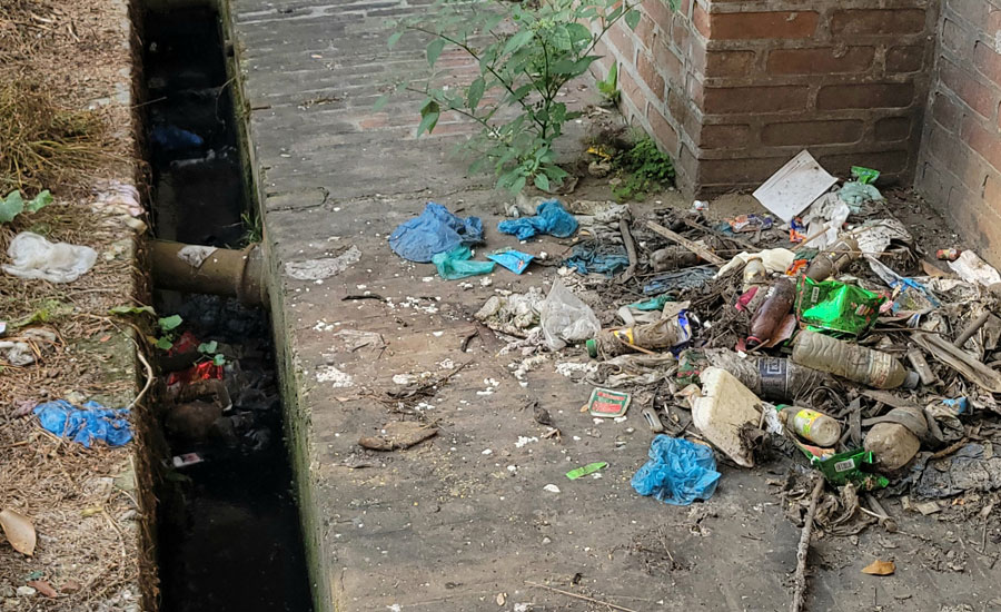 মশার বংশবিস্তারের কারখানা যেন হরিরামপুর উপজেলা স্বাস্থ্য কমপ্লেক্স