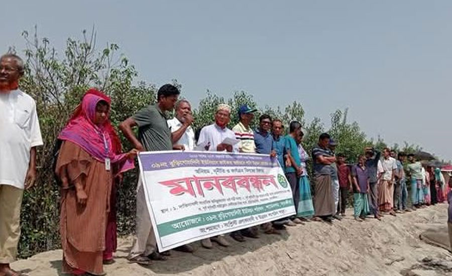 শ্যামনগরে বেড়িবাঁধ নির্মাণে অনিয়ম ও দুর্নীতির অভিযোগে মানববন্ধন