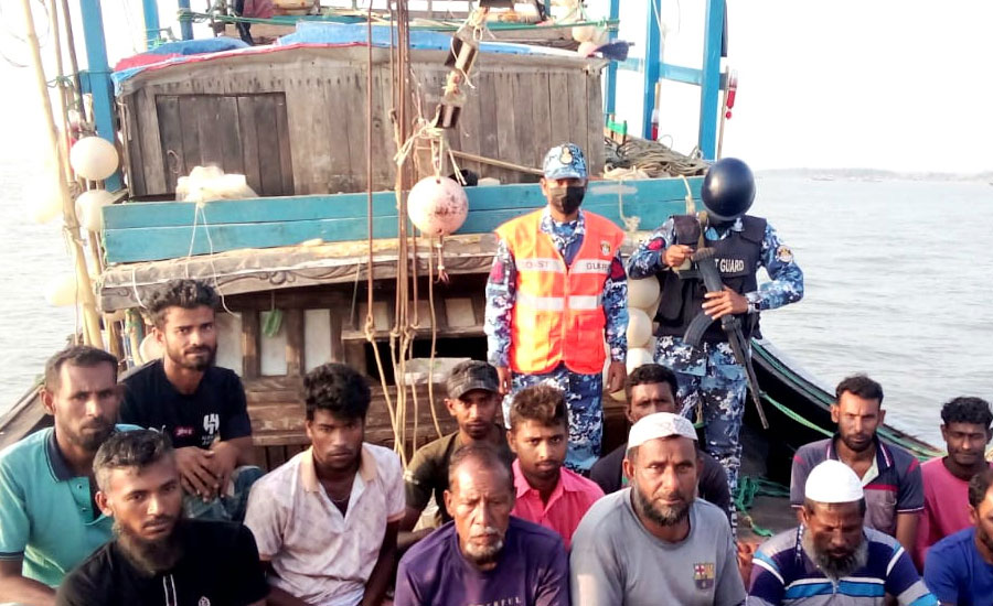 সমুদ্রে ভাসতে থাকা ১৩ জেলে জীবিত উদ্ধার করলো কোষ্টগার্ড