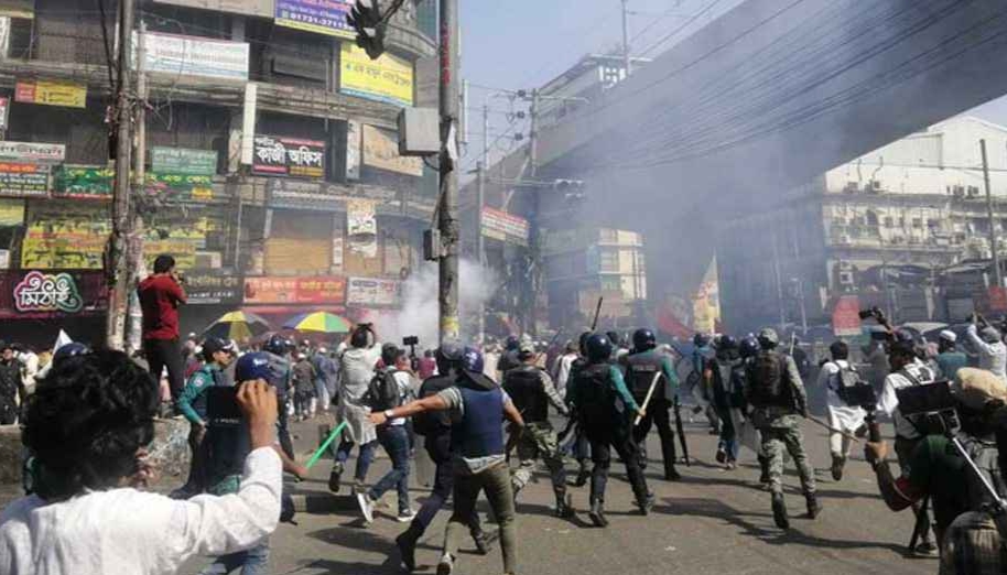 হিযবুত তাহরীরের সঙ্গে পুলিশের সংঘর্ষ, টিয়ার শেল-সাউন্ড গ্রেনেড নিক্ষেপ