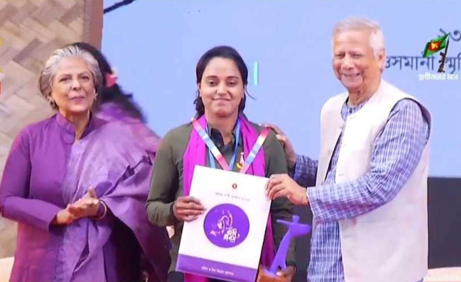 অদম্য নারী পুরস্কার তুলে দিলেন প্রধান উপদেষ্টা