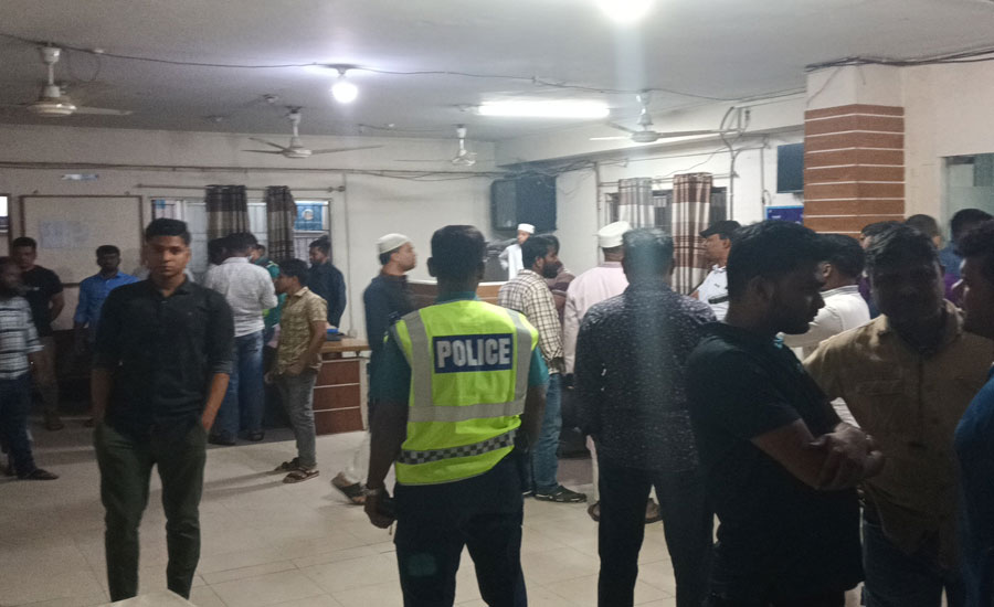 আসামি ছাড়িয়ে নিতে থানা ঘেরাও করলেন ‘গণঅধিকার পরিষদ নেতাকর্মীরা’