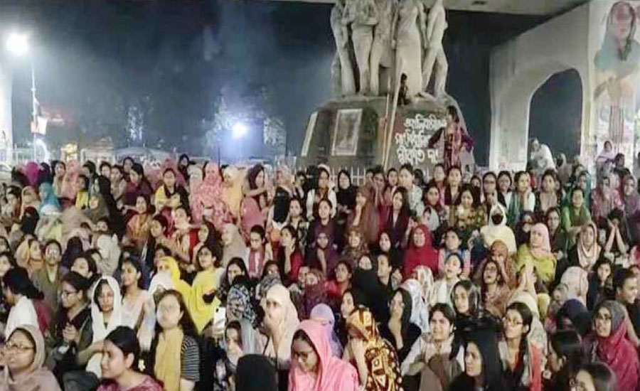 ধর্ষকদের বিচারের দাবিতে মধ্যরাতে উত্তাল ঢাবি, ২৪ ঘণ্টার আলটিমেটাম