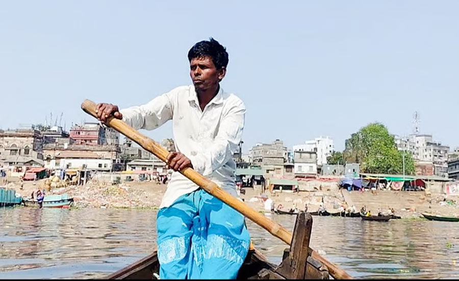 বুড়িগঙ্গায় সাকার ফিশ ‘সাফা কইরা দিছেন’ একজন মাঝি