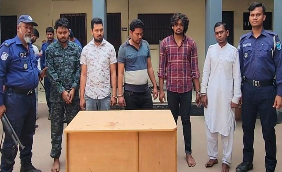 আইন শৃংখলা বাহিনীর সদস্য পরিচয়ে প্রবাসীদের গাড়ীতে ডাকাতি