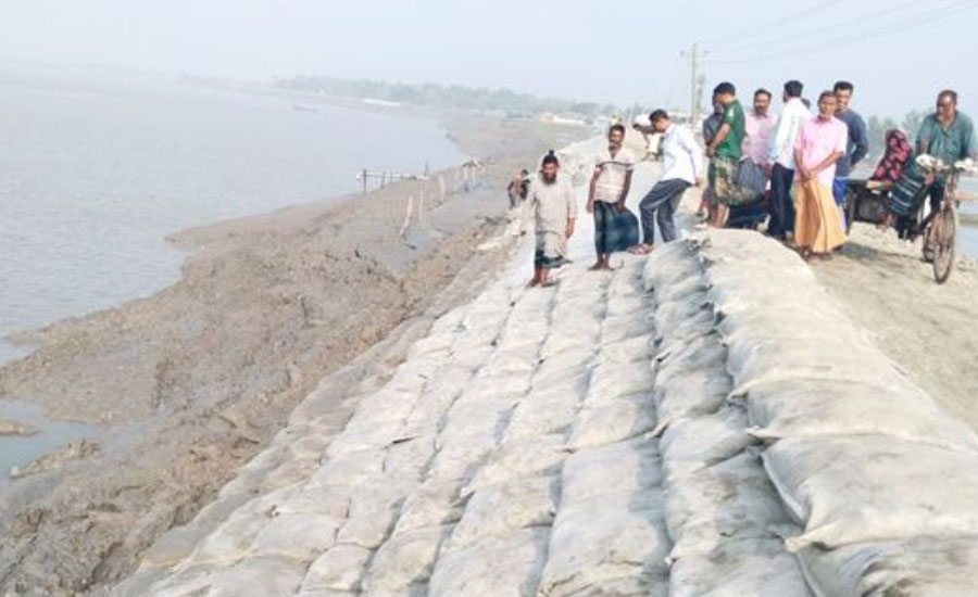 সাতক্ষীরার খোলপেটুয়া নদীর বাঁধ ভয়াবহ ভাঙন, আতঙ্কিত এলাকাবাসী 