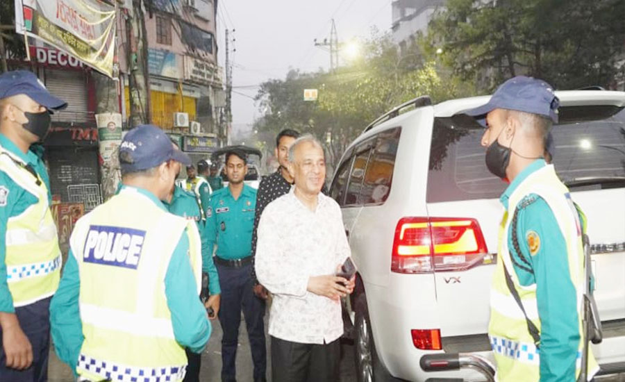 ভোরে স্বরাষ্ট্র উপদেষ্টার আকস্মিক থানা পরিদর্শন