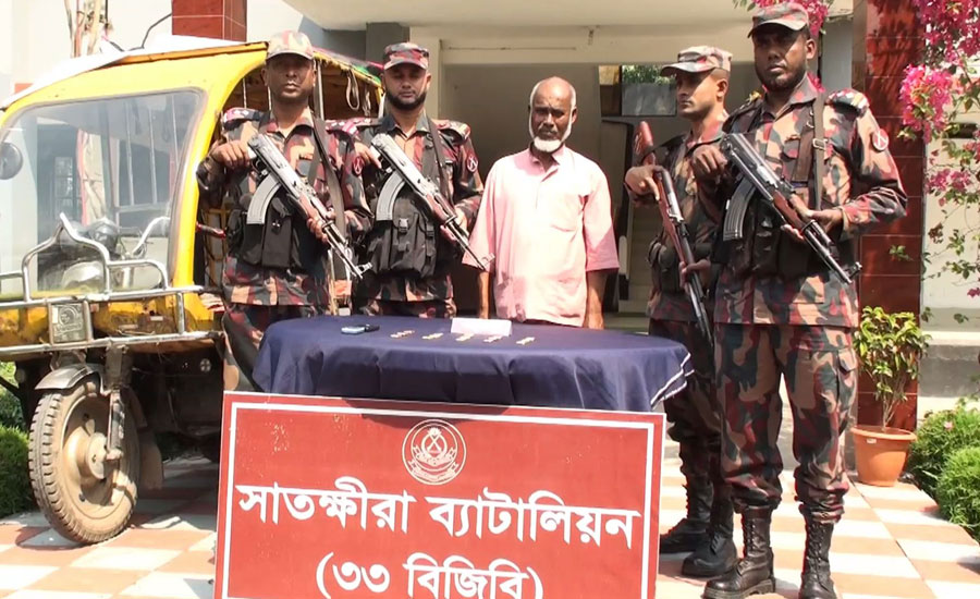 সাতক্ষীরায় আড়াই কোটি টাকা মূল্যের ১৫ টি সোনার বারসহ এক সোনা পাচারকারী  আটক 
