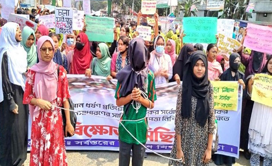 ধর্ষকদের সর্বোচ্চ শাস্তি নিশ্চিতের দাবি বগুড়ায় সড়ক অবরোধ করে শিক্ষার্থীদের বিক্ষোভ ও মানববন্ধন