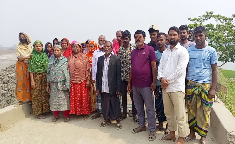 কালভার্টে দেওয়া বাঁধ উন্মুক্ত করতে এলাকাবাসীর বিক্ষোভ 