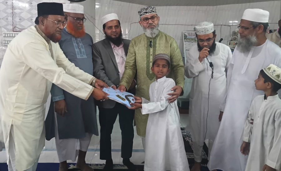 পিরোজপুরে সুবিধাবঞ্চিত শিশুদের মাঝে ঈদ উপহার বিতরণ