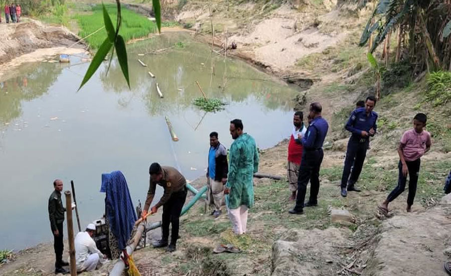 ভূরুঙ্গামারীতে নদী থেকে অবৈধ ভাবে বালু উত্তোলনের দায়ে ড্রেজার ধ্বংস