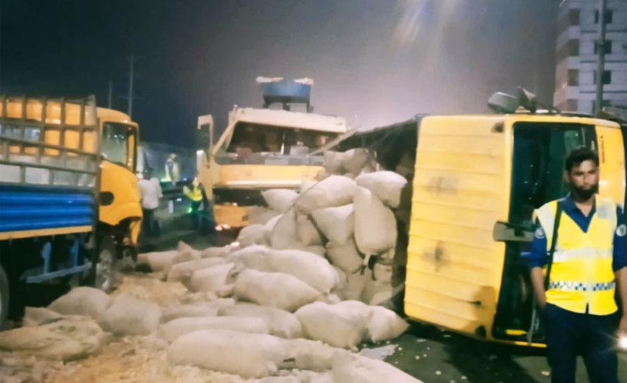 টাঙ্গাইলে ট্রাক উল্টে ১ জন শ্রমিক নিহত, ওসিসহ আহত ৬