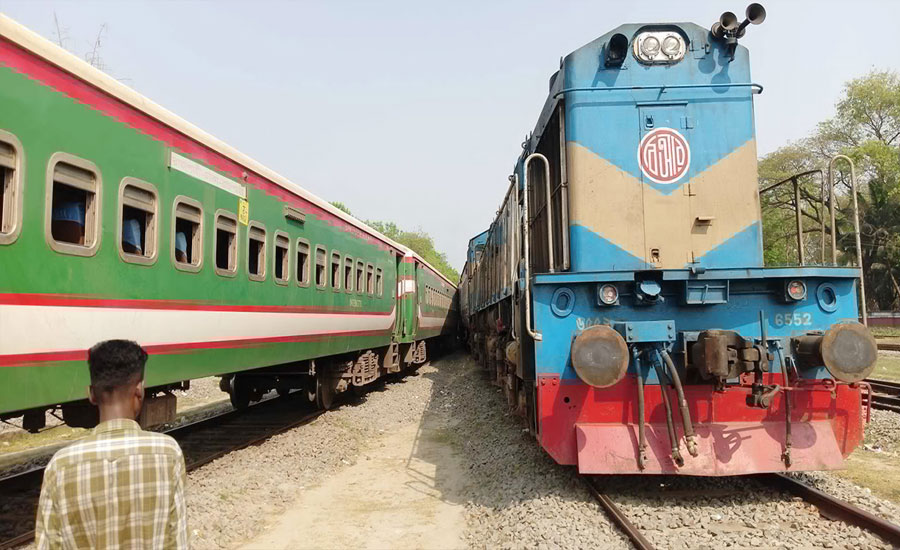 রাজশাহীতে দুই ট্রেনের সংঘর্ষ, এক লাইনে ট্রেন চলাচল বন্ধ