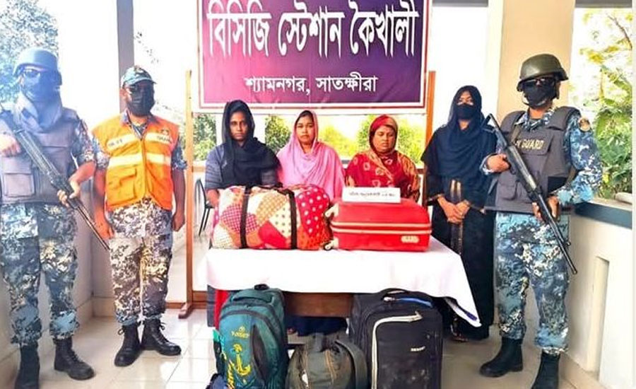 শ্যামনগর সীমান্ত দিয়ে অবৈধভাবে দেশে অনুপ্রবেশকালে ৩ নারী আটক