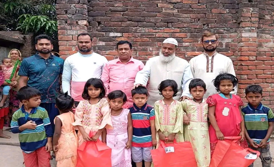 পথের দিশার উদ্যোগে বস্তির শিশুদের মাঝে ঈদের নতুন পোষাক বিতরন