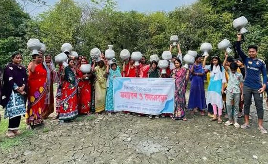 শ্যামনগরে খালি কলসি হাতে নিয়ে সুপেয় পানি নিশ্চিতের দাবিতে মানববন্ধন
