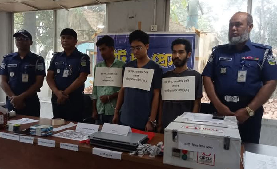 ময়মনসিংহে তথ্যপ্রযুক্তি ব্যবহার করে মোবাইল সীম তৈরিচক্রের তিন প্রতারক  গ্রেফতার