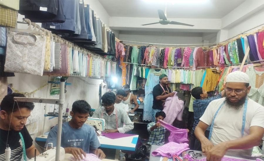 কর্ণফুলীতে ব্যস্ত সময় পার করছেন দর্জিরা 
