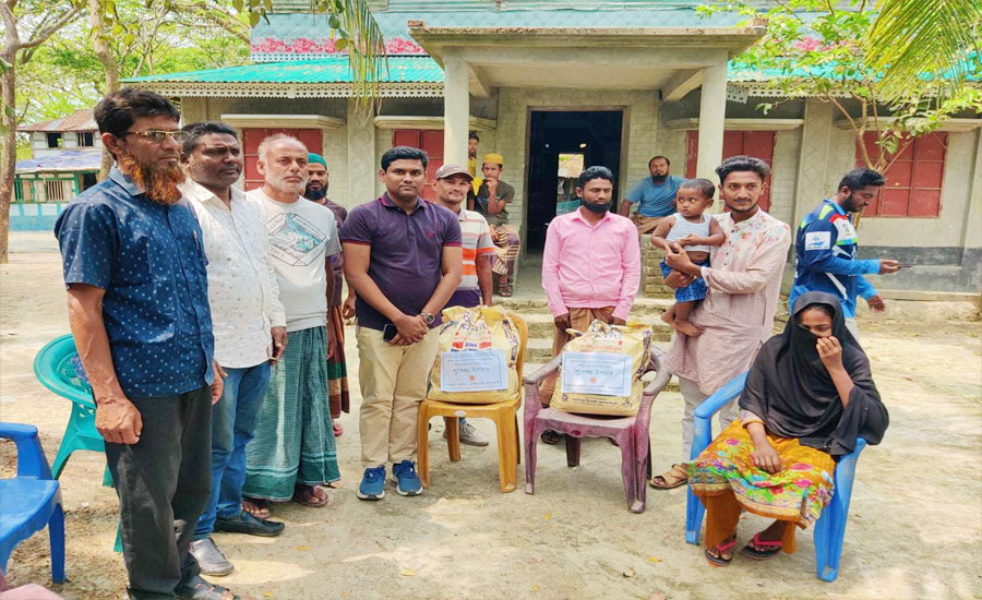 গণঅভ্যুত্থানে শহীদ জামালের বাড়িতে ঈদ উপহার নিয়ে গেলেন ইউএনও