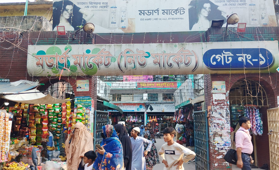 চাঁপাইনবাবগঞ্জে জমে উঠেছে ইদের কেনাকাটা