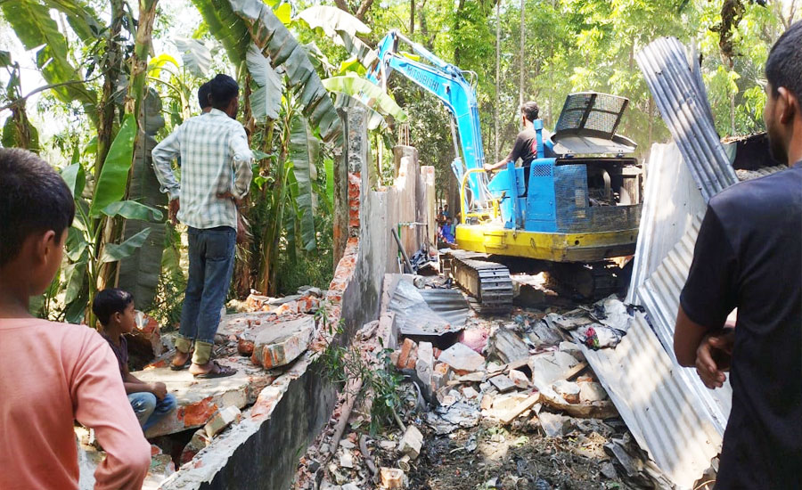 চন্দনাইশের সড়ক দখল করে বাউন্ডারি নির্মাণ , ভেঙে দিল ভ্রাম্যমাণ আদালত