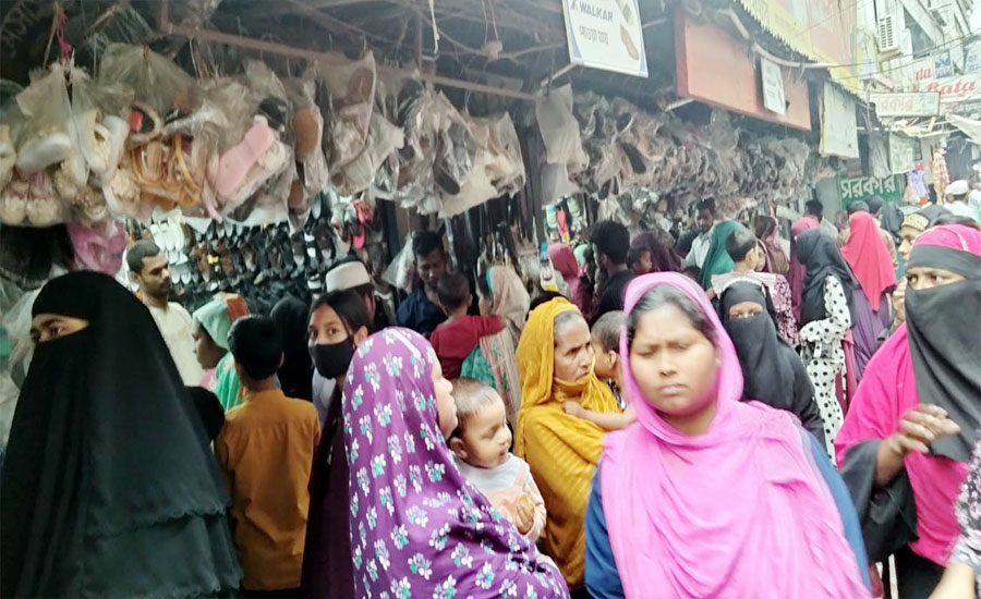 ঈদের কেনাকাটা স্বল্প আয়ের মানুষের ভরসা শুধুইবগুড়ার হকার্স মার্কেট ও ফুটপাত!