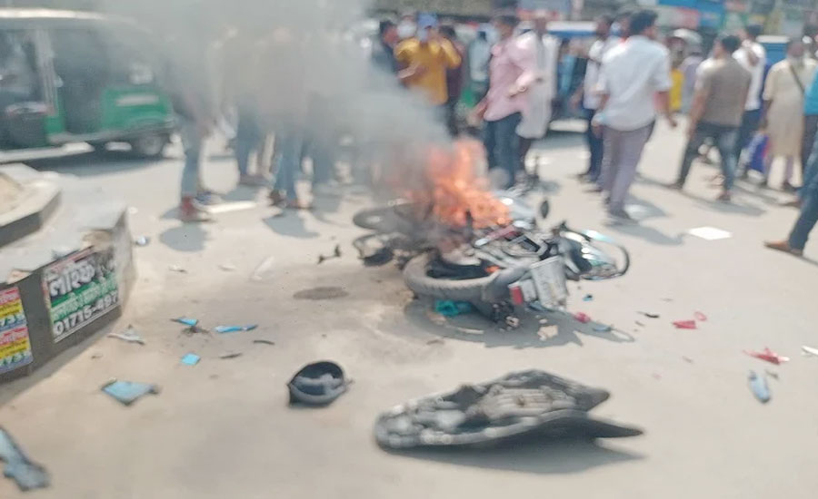 বরিশালে ডাকাতের ছবি তোলায় সাংবাদিকের গাড়ি পোড়ালো ছাত্রদল নেতা