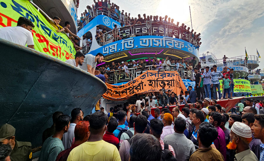 চিরচেনা রূপে ফিরেছে লঞ্চের ঈদযাত্রা, বরিশাল বন্দর যাত্রীদের পদচারণে মুখর
