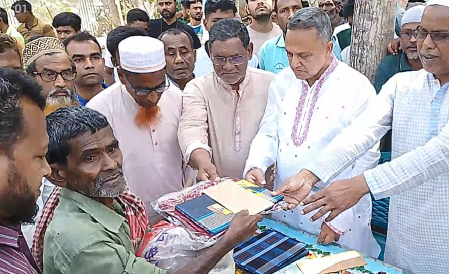 কাজিপুরে অগ্নিকাণ্ডে ক্ষতিগ্রস্ত পাঁচটি হিন্দু পরিবারের পাশে বিএনপি নেতা সেলিম রেজা