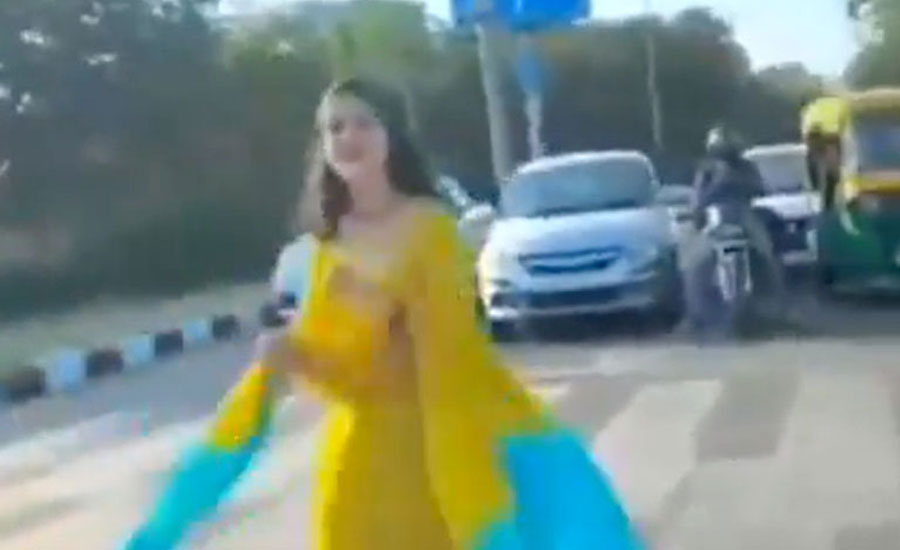 রাস্তা আটকে রিল বানিয়ে ভাইরাল স্ত্রী, চাকরি খোয়ালেন কনস্টেবল স্বামী