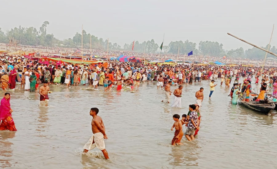 চিলমারীতে ব্রহ্মপুত্র নদের তীরে অষ্টমী স্নান, লাখো পূণ্যার্থীর ঢল