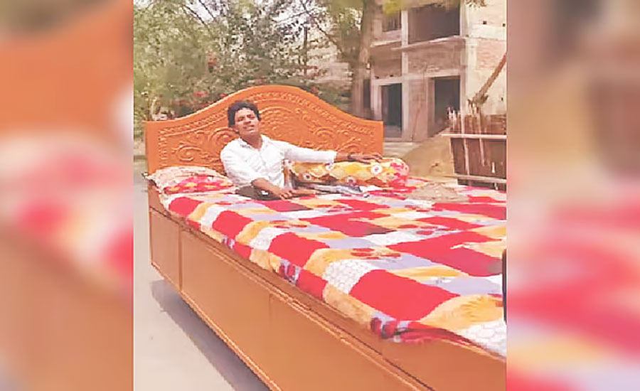 বিছানা–গাড়ি বানিয়ে হইচই