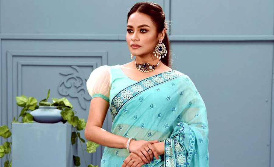 দাওয়াতে যেমন হবে শাড়ি ও সাজ