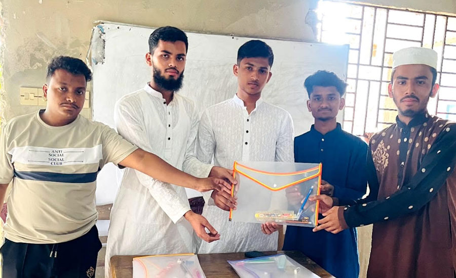 দাখিল পরীক্ষার্থীদের মাঝে শিক্ষা সামগ্রী বিতরণ করল মছনের হাট উদ্দীপ্ত তরুণ সংঘ